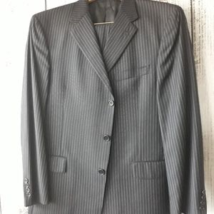 Daniel Cremieux men's Suits with pleated pants.size 44R, navy blue striped.